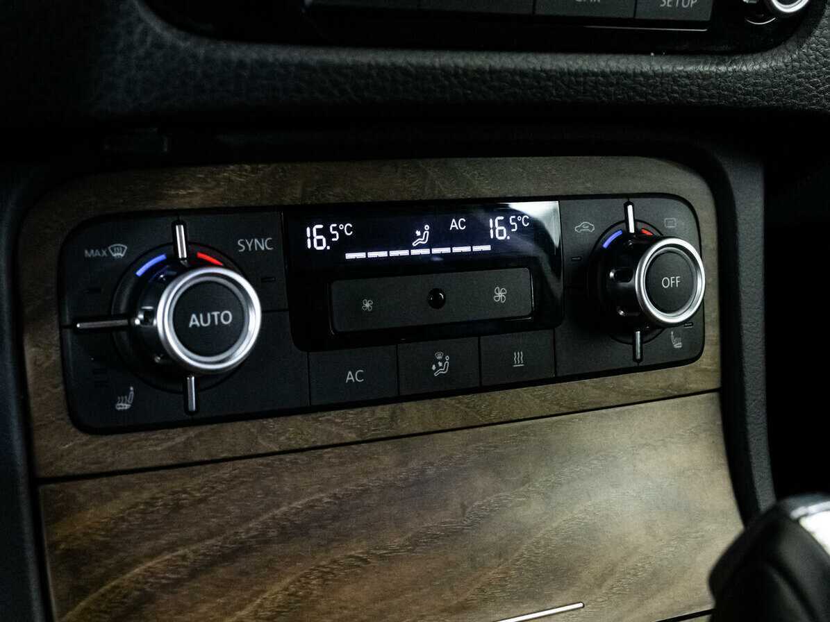 Купить Volkswagen Touareg, 2012, 216 202 км, фото №13